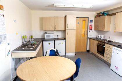 A band 3 kitchen in Alcuin College. Example room layout. Actual layout and furnishings may vary. 