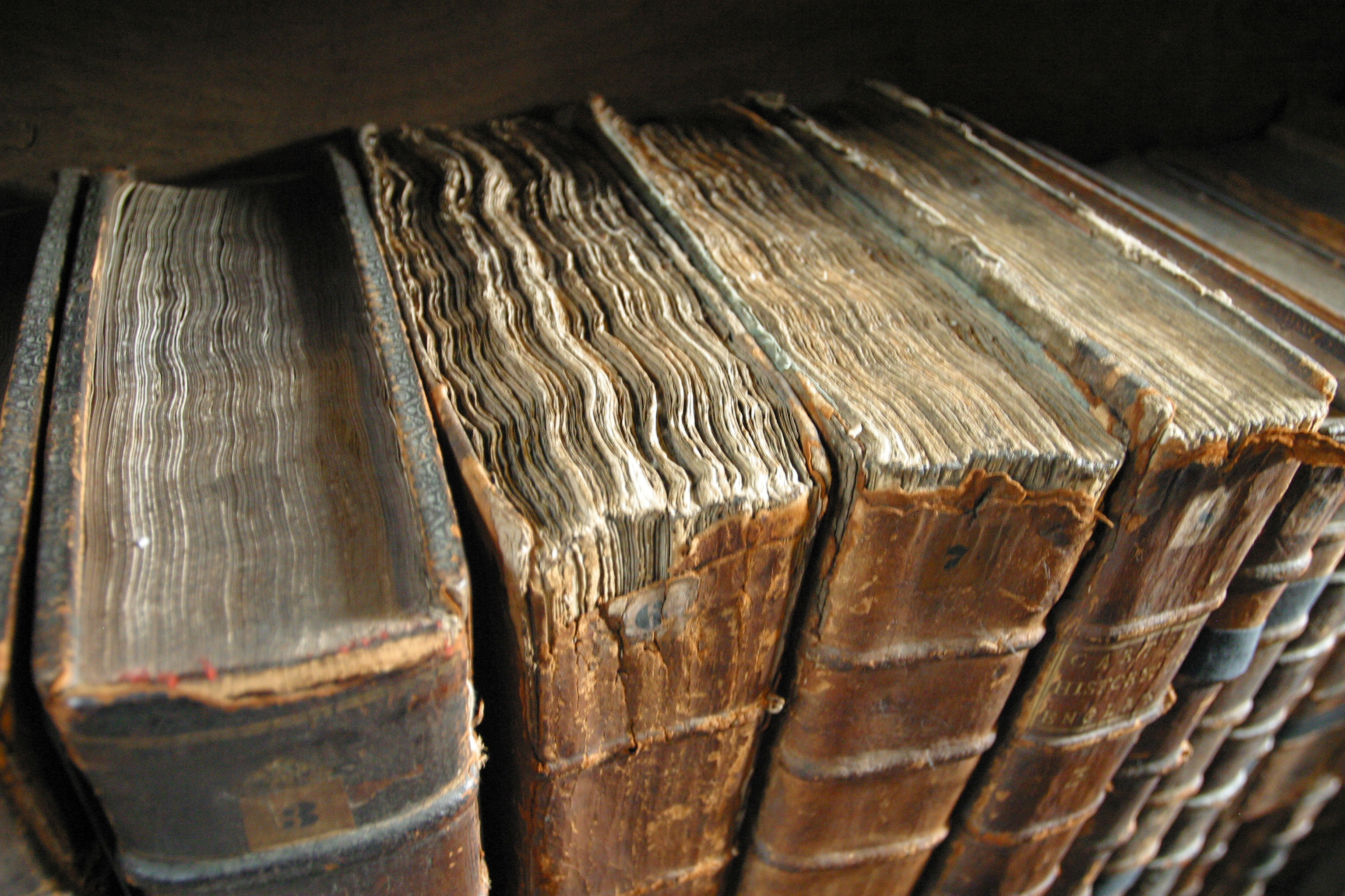 Tom Murphy, Worn books at the library of Merton College, Oxford. CC BY-SA 3.0