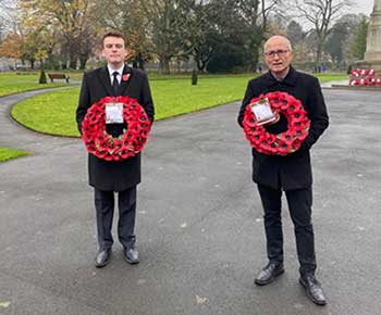 Alt-text for image: VC Charlie Jeffery and YUSU President Patrick O'Donnell lay wreaths at the York war memorial on behalf of the University.