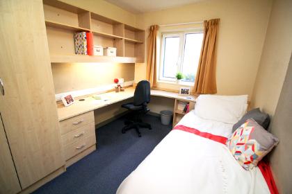 A band 3 ensuite bedroom in Wentworth College. Example room layout. Actual layout and furnishings may vary. 
