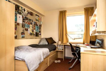 A band 3 ensuite bedroom in James College. Example room layout. Actual layout and furnishings may vary. 