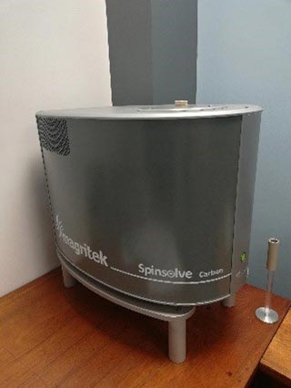 Benchtop NMR spectrometer