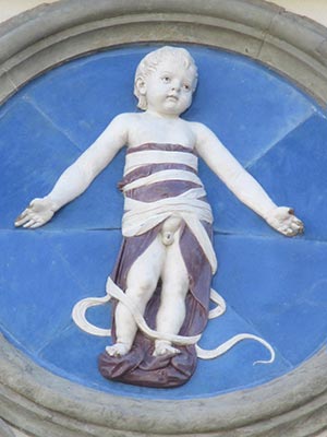 Florence, Ospedale degli Innocenti, Andrea della Robbia, 1487, baby in open swaddling clothes in external niche