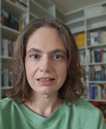 Veronika in front of book shelves