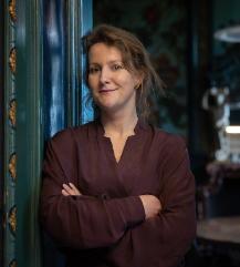A phot of Nelleke standing in under a decorative doorway