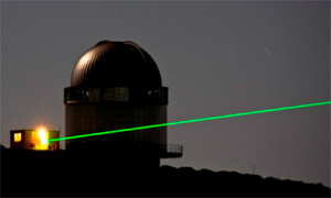 The laser beam leaving La Palma. Photo by James Brooke