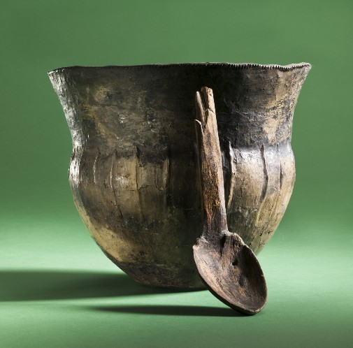 Early Neolithic bog pot from Olvig Mose and wooden spoon from Tømmerup in Åmosen, Denmark (photograph: CC-BY-SA, Arnold Mikkelsen, The National Museum of Denmark).