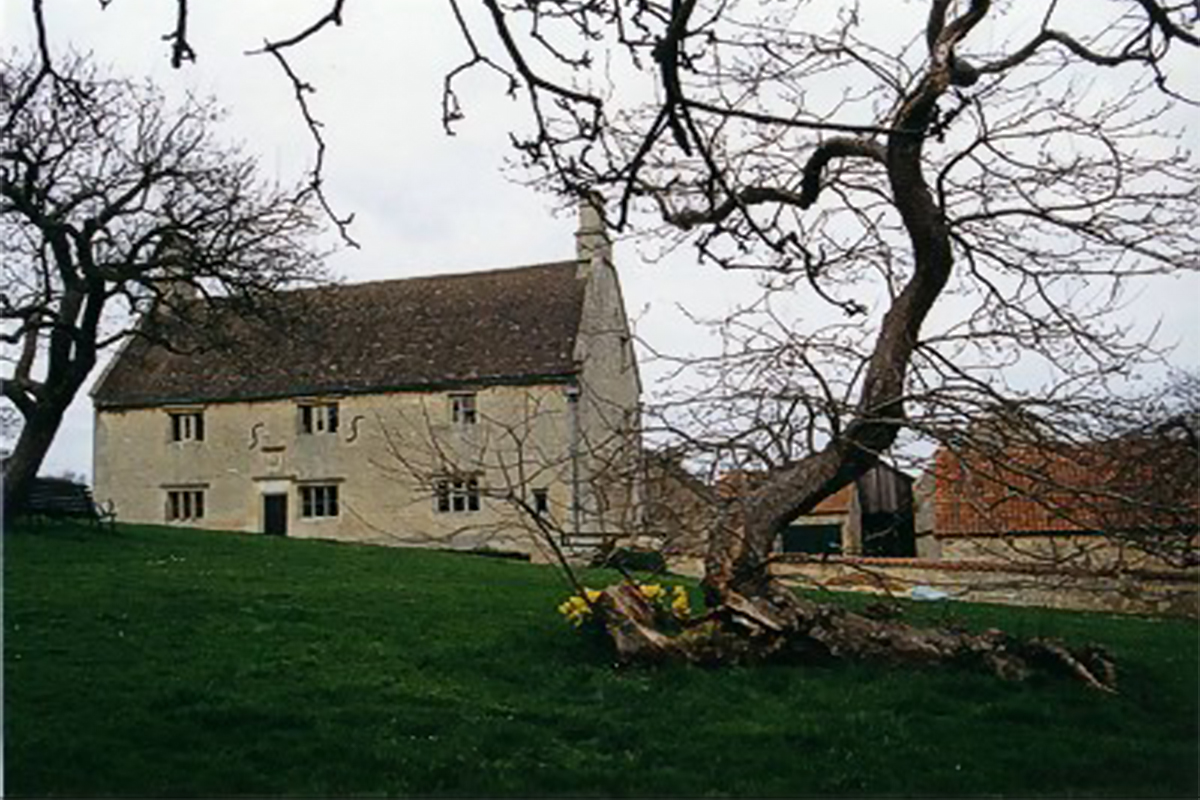 This picture was taken in 1998 and shows the condition of the apple tree after the storm in 1816. It is still growing at Woolsthorpe Manor to this day.