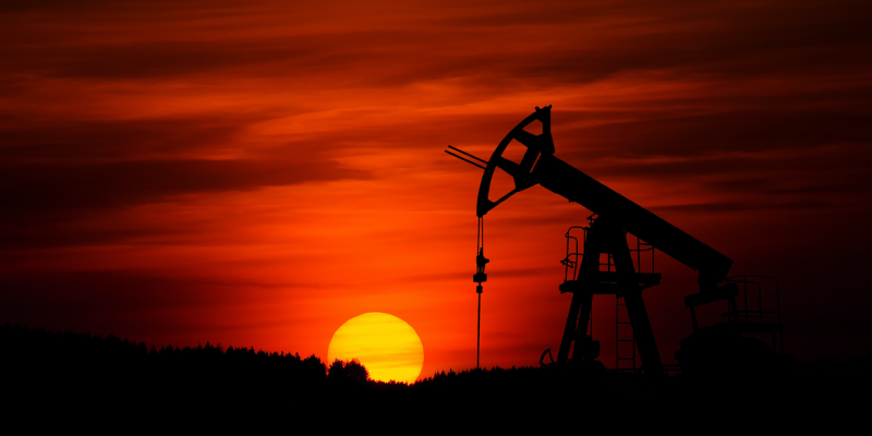 Oilfield and sunset - Zbynek Burival / Unsplash