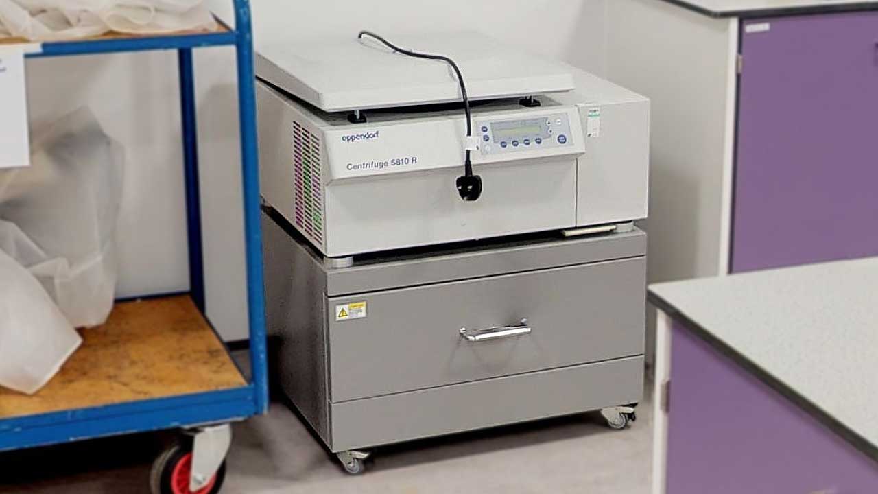 Freestanding laboratory centrifuge