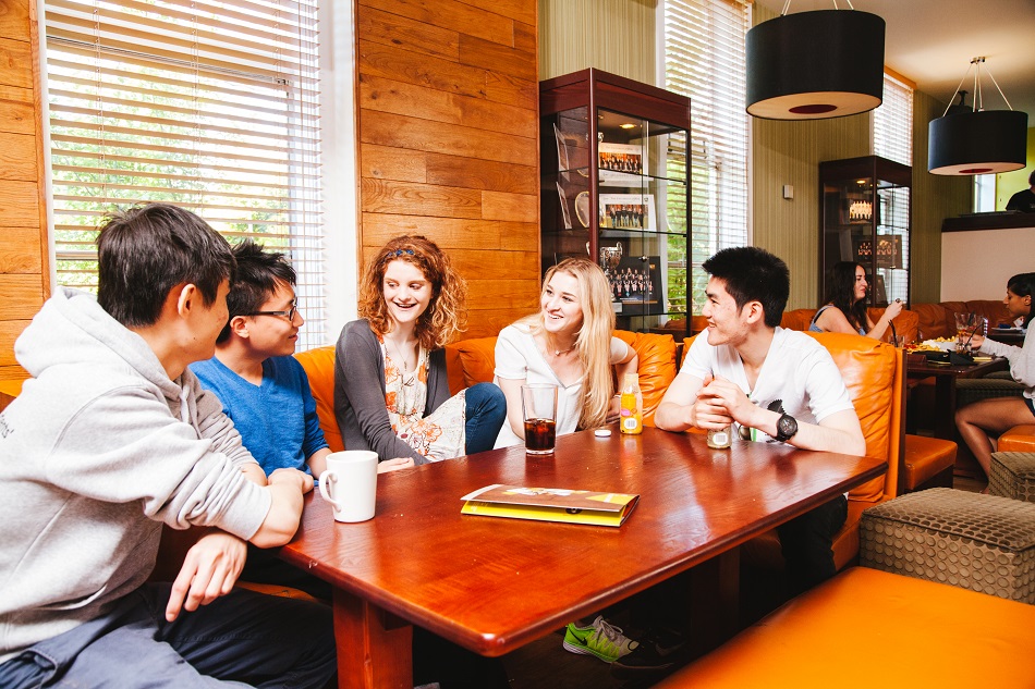 There are plenty of spots where you can meet people and socialise on campus. Grab a bite to eat with friends in our cafés, restaurants or bars, make use of our sports facilities or enjoy a film at student cinema.